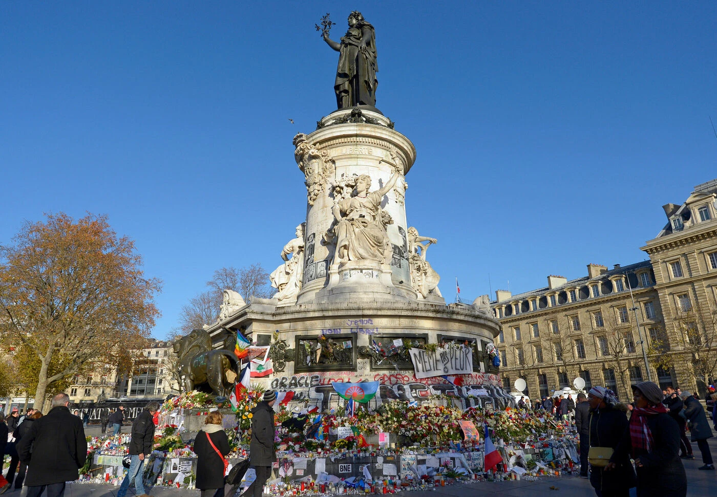 Dix ans du 13 Novembre : bougies, fleurs… Les Parisiens invités à se recueillir place de la République