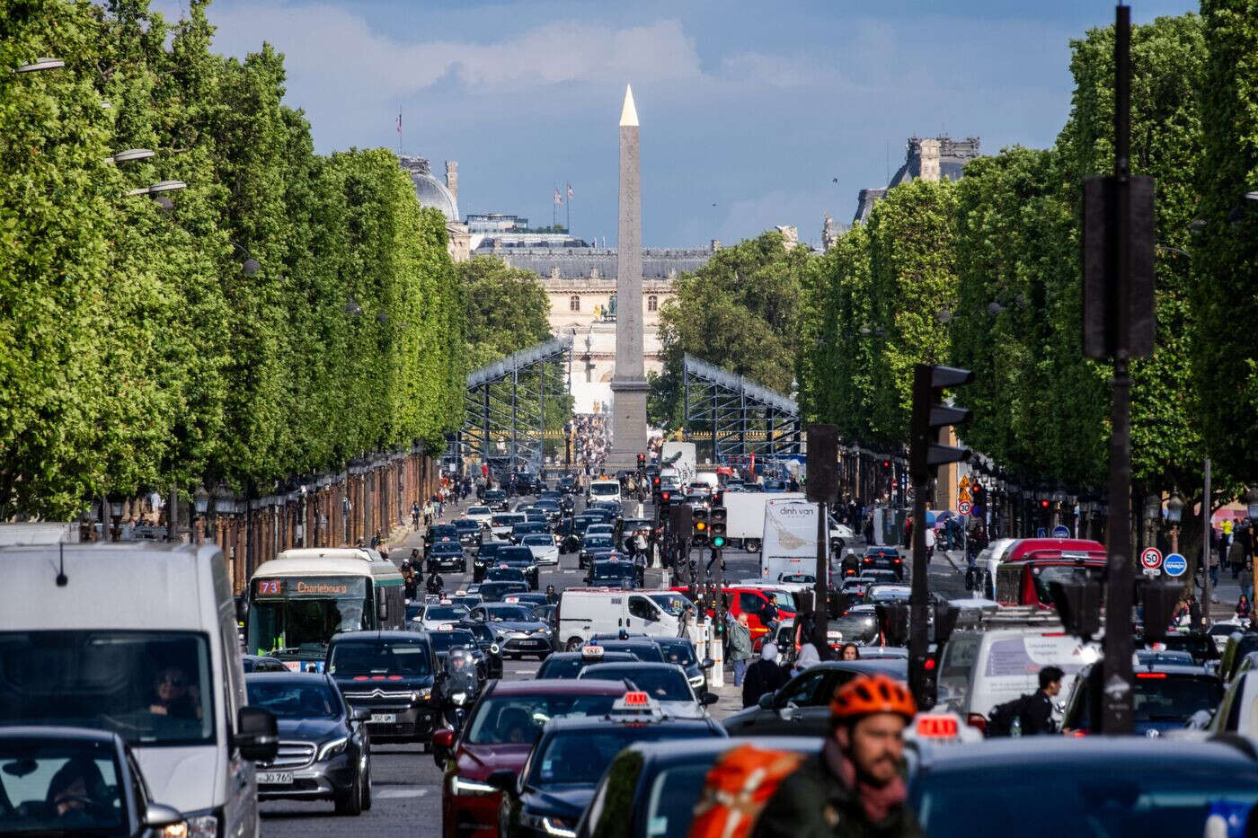 Paris : un ultra-trailer réalise 100 km d’allers-retours sur les Champs-Elysées