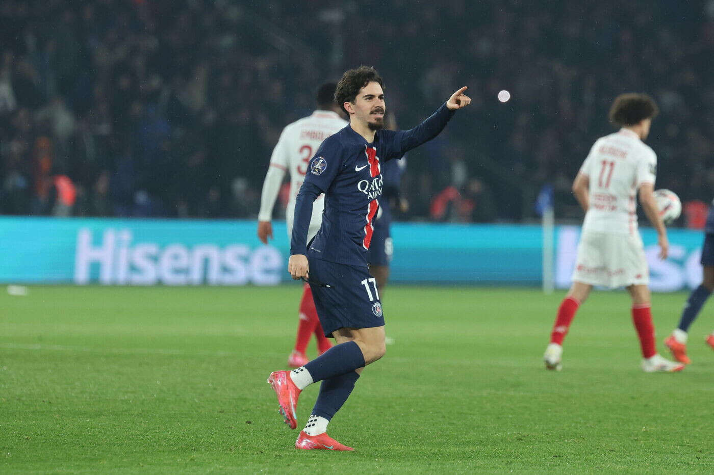 PSG-Monaco : les images du coup franc malin de Vitinha pour l’ouverture du score de Paris