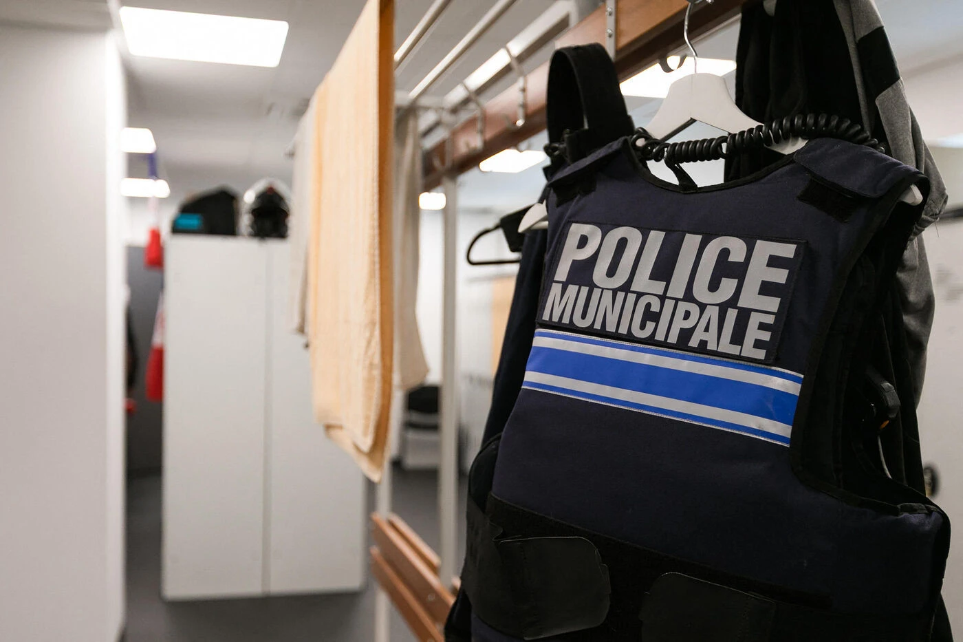 Nice : un policier municipal, soupçonné d’avoir eu une relation intime avec une adolescente de 13 ans, mis en examen pour viol