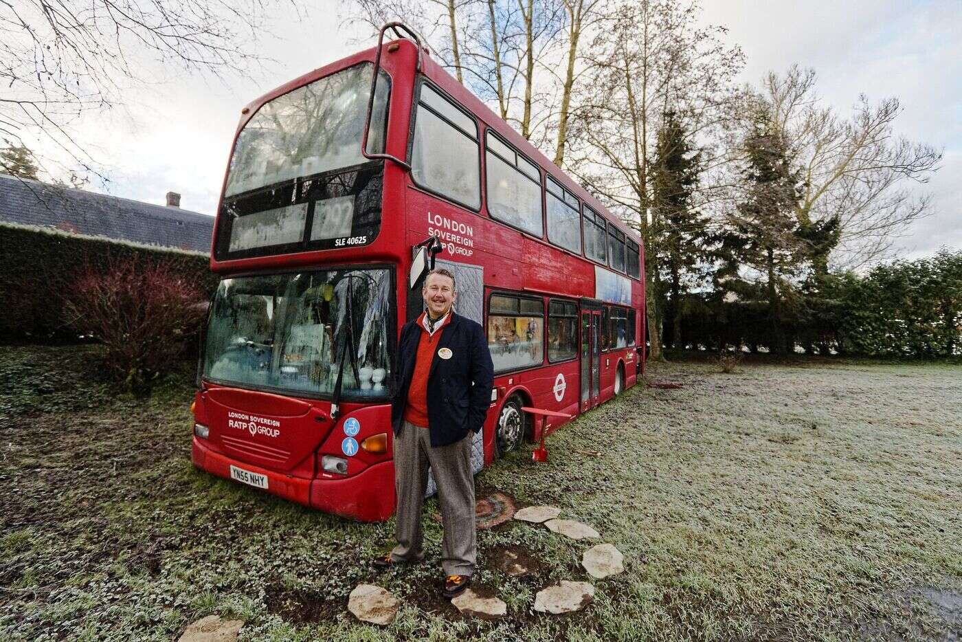 Un Rouennais a transformé un bus londonien en boutique dans un village de Seine-Maritime : « C’est kitsch à souhait ! »