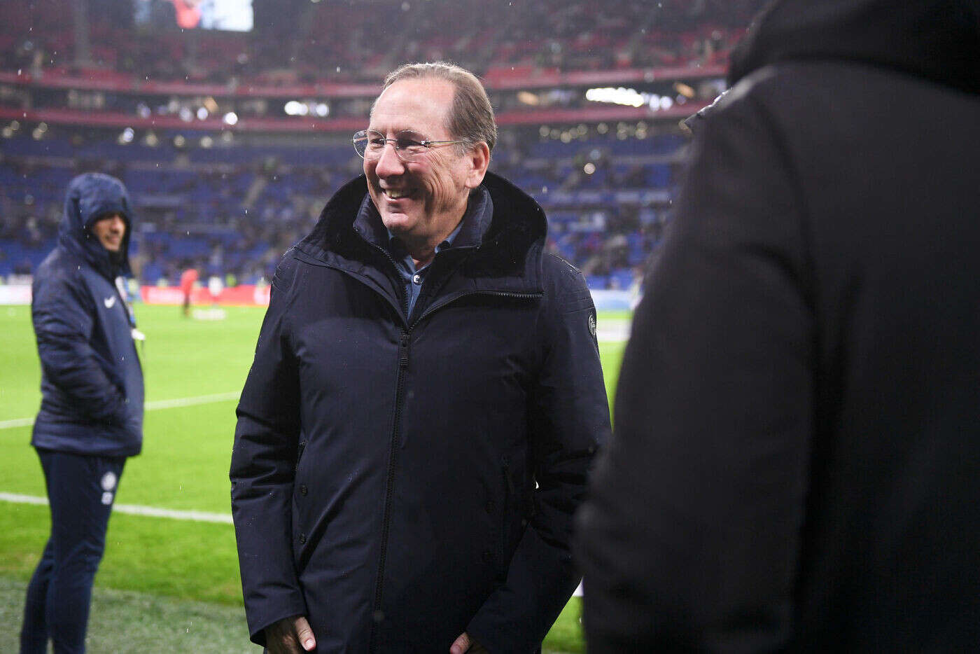 Lyon-PSG : la vidéo de l’arrivée de John Textor avec un chapeau de cow-boy pour répondre à Nasser Al-Khelaïfi