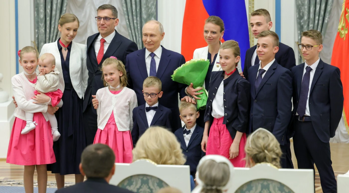 Qui est le couple de Français décoré par Vladimir Poutine pour avoir eu dix enfants ?