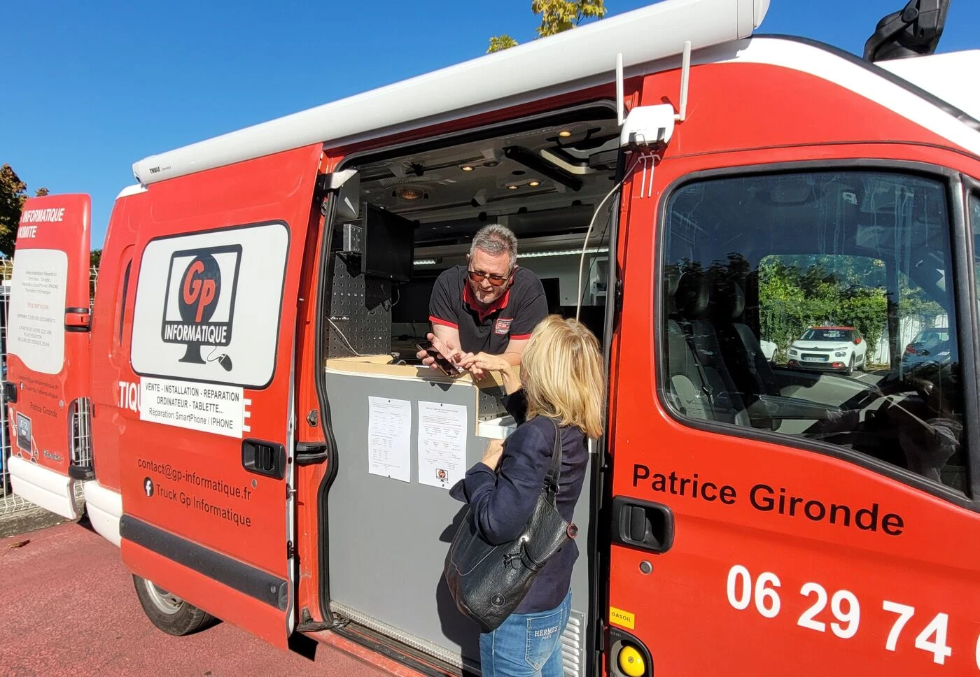 « Le besoin est énorme » Un camion de dépannage informatique sillonne les routes d’Auvergne