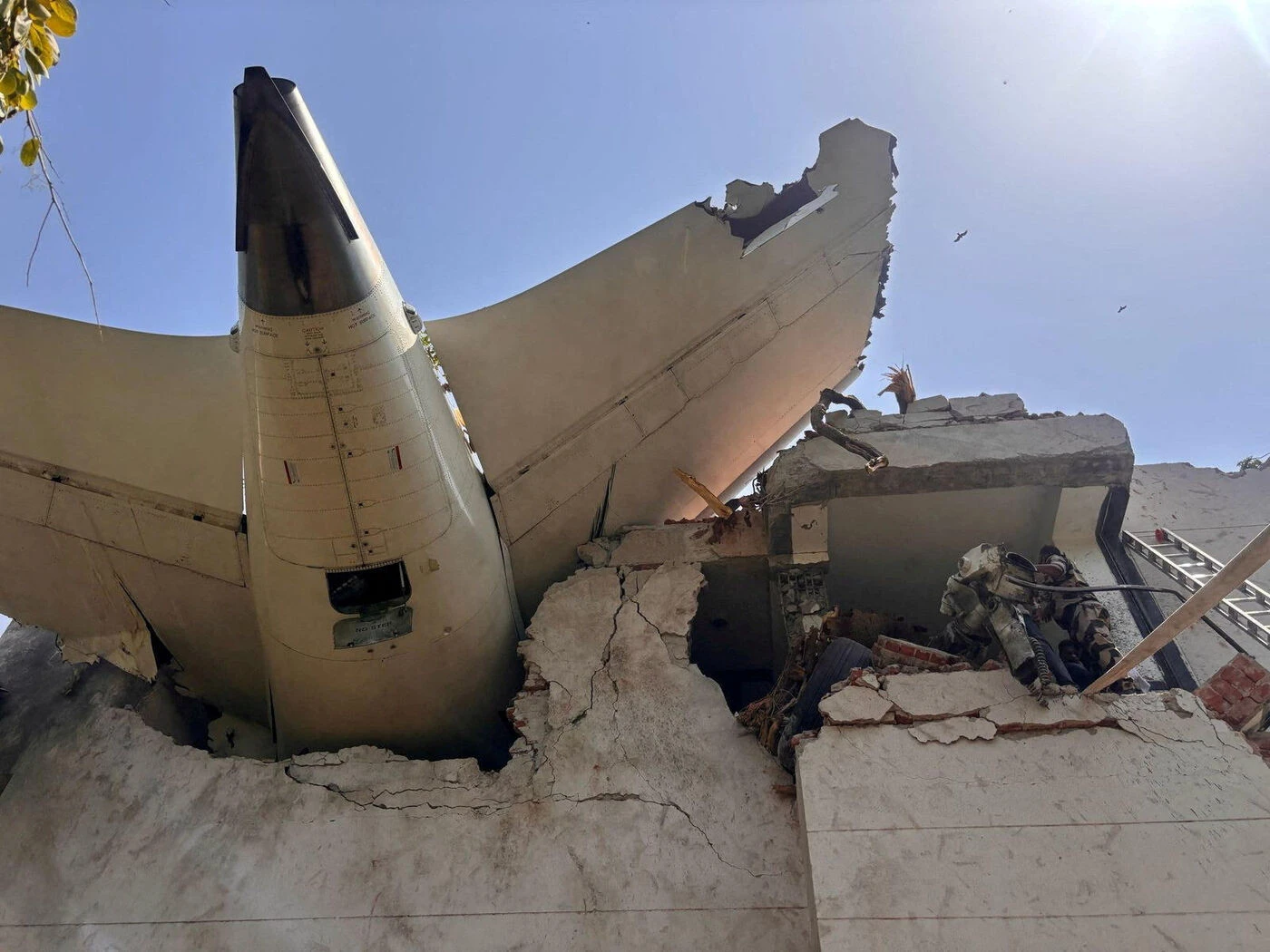 « Qui est-ce dans ce cercueil ? » : des familles de victimes du crash Air India dénoncent des erreurs dans l’identification des dépouilles