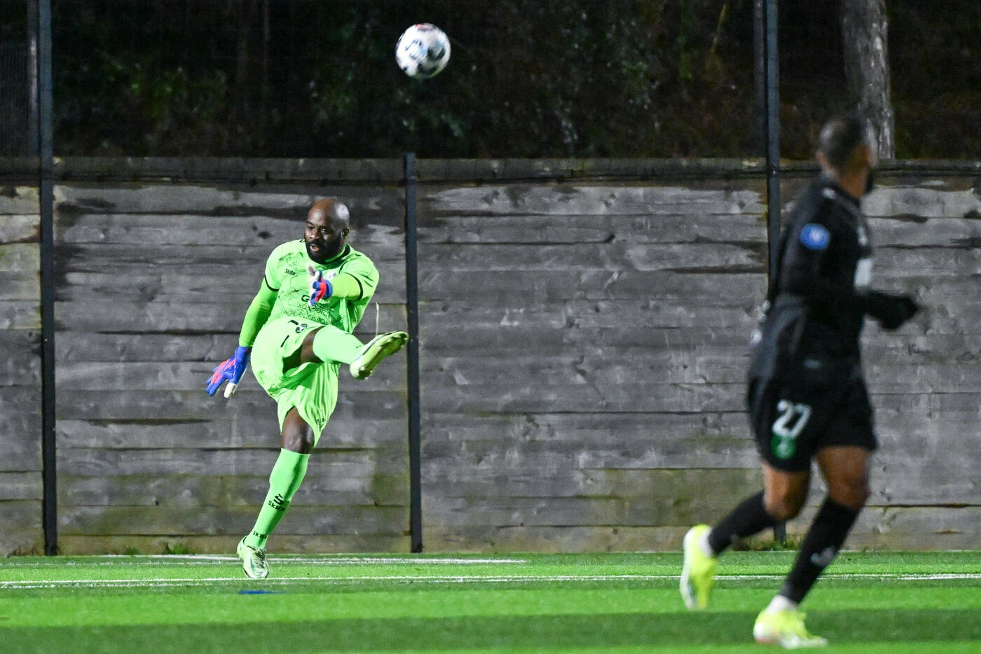 National : l’incroyable lob de 45m qui offre la victoire à QRM contre le Paris 13 Atletico