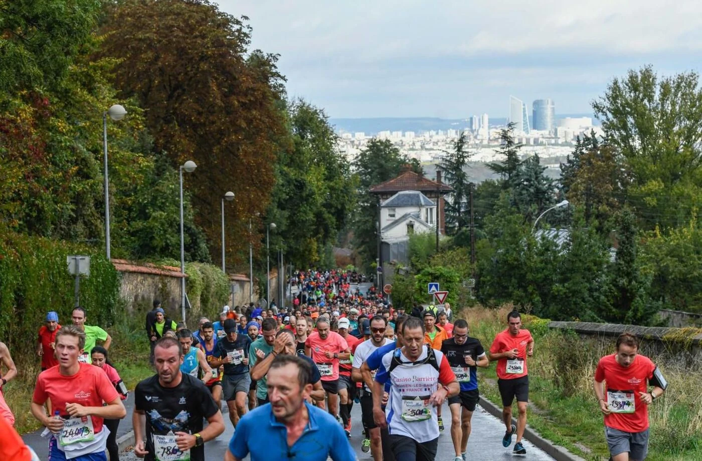« Elle casse bien les pattes » : comment aborder au mieux la terrible côte des gardes du Paris-Versailles 2025 ?