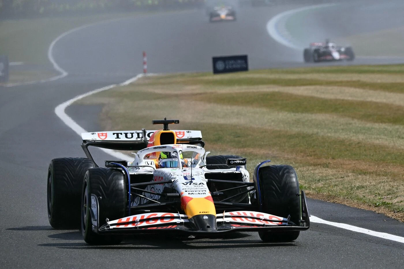 « Il est apparu de nulle part » : les images du gros crash d’Isack Hadjar au GP d’Angleterre de Formule 1