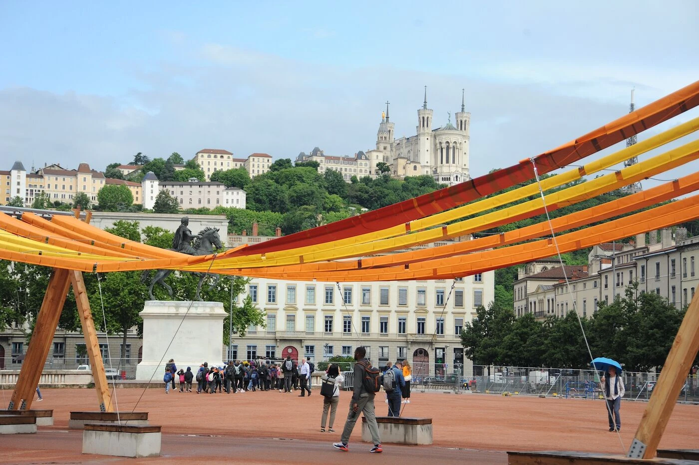 Polémique à Lyon : 1,5 million d’euros pour une œuvre de tissage urbain censée rafraîchir la place Bellecour