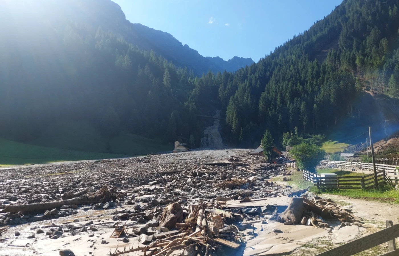 « Sans précédent » : un village autrichien partiellement englouti sous la roche et la boue après de violents orages