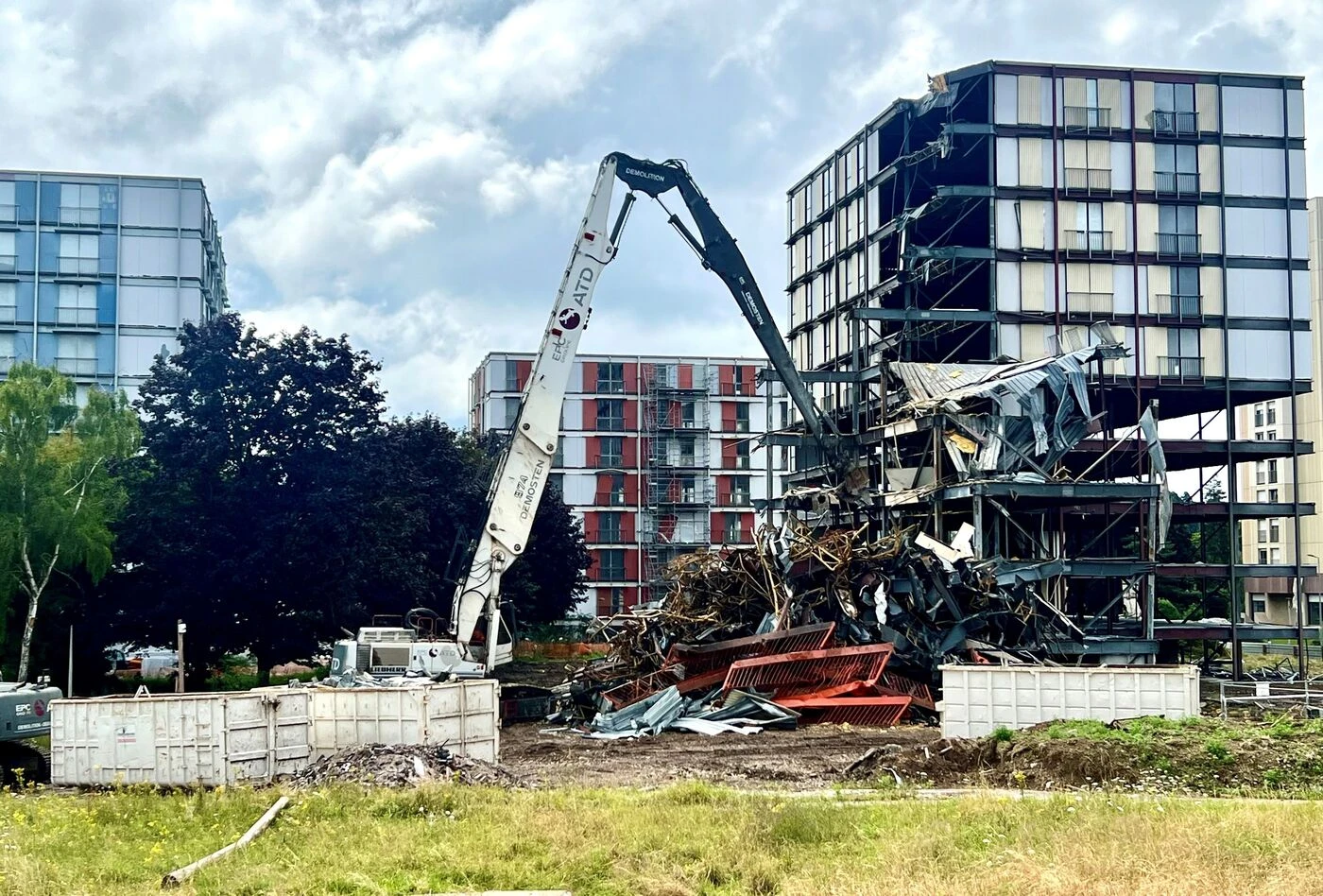 « Les appartements étaient agréables et lumineux mais extrêmement dangereux » : Rouen dit adieu à ses immeubles « verre et acier »