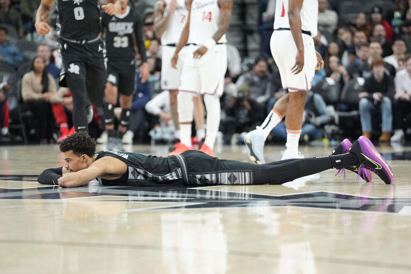 NBA : le coup de sang de Wembanyama, poussé dans le dos et « frustré » par l’arbitrage face aux Clippers