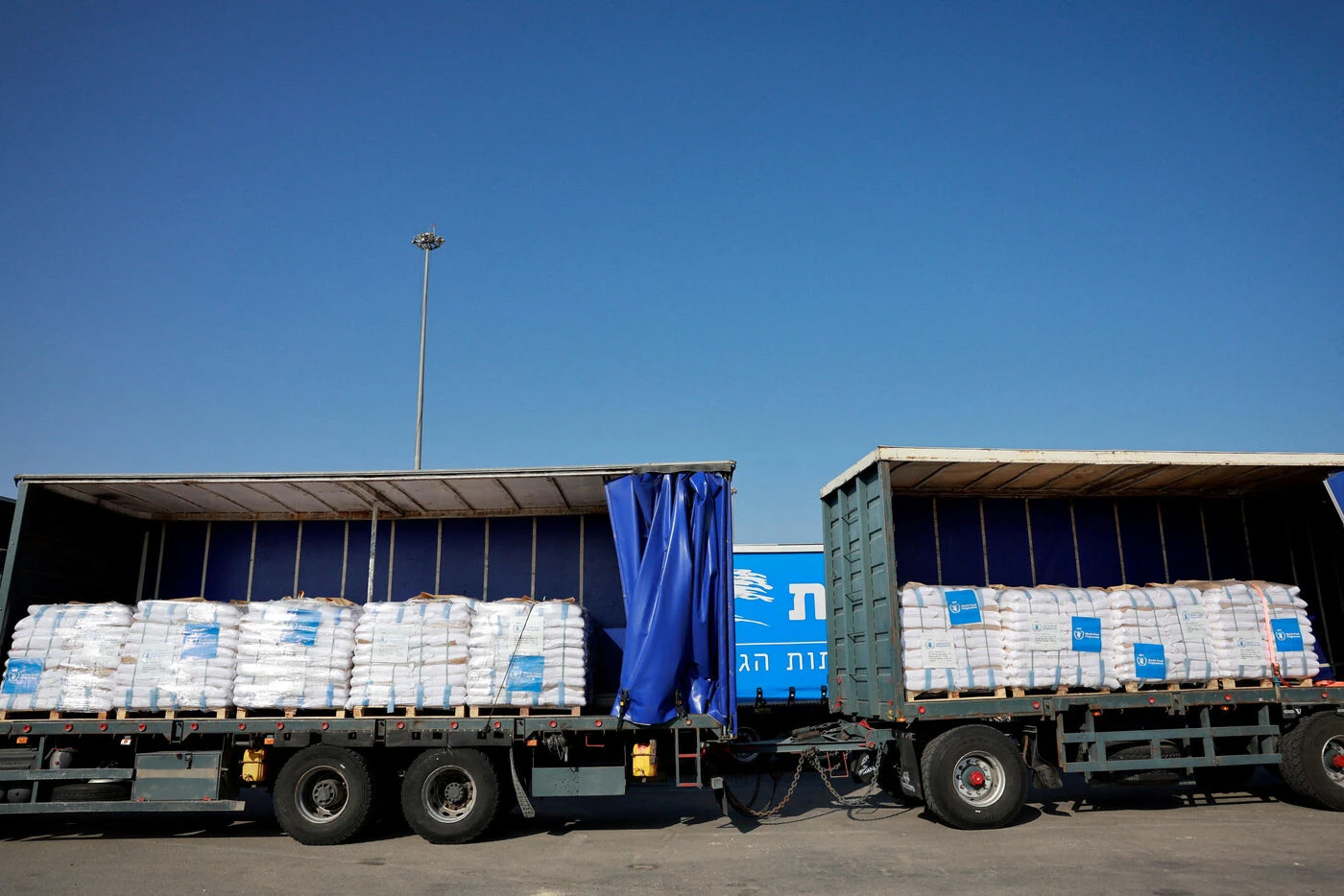 « Ayez pitié de nous » : 15 camions de d’aide alimentaire pillés dans une bande Gaza affamée, où l’aide arrive au compte-goutte