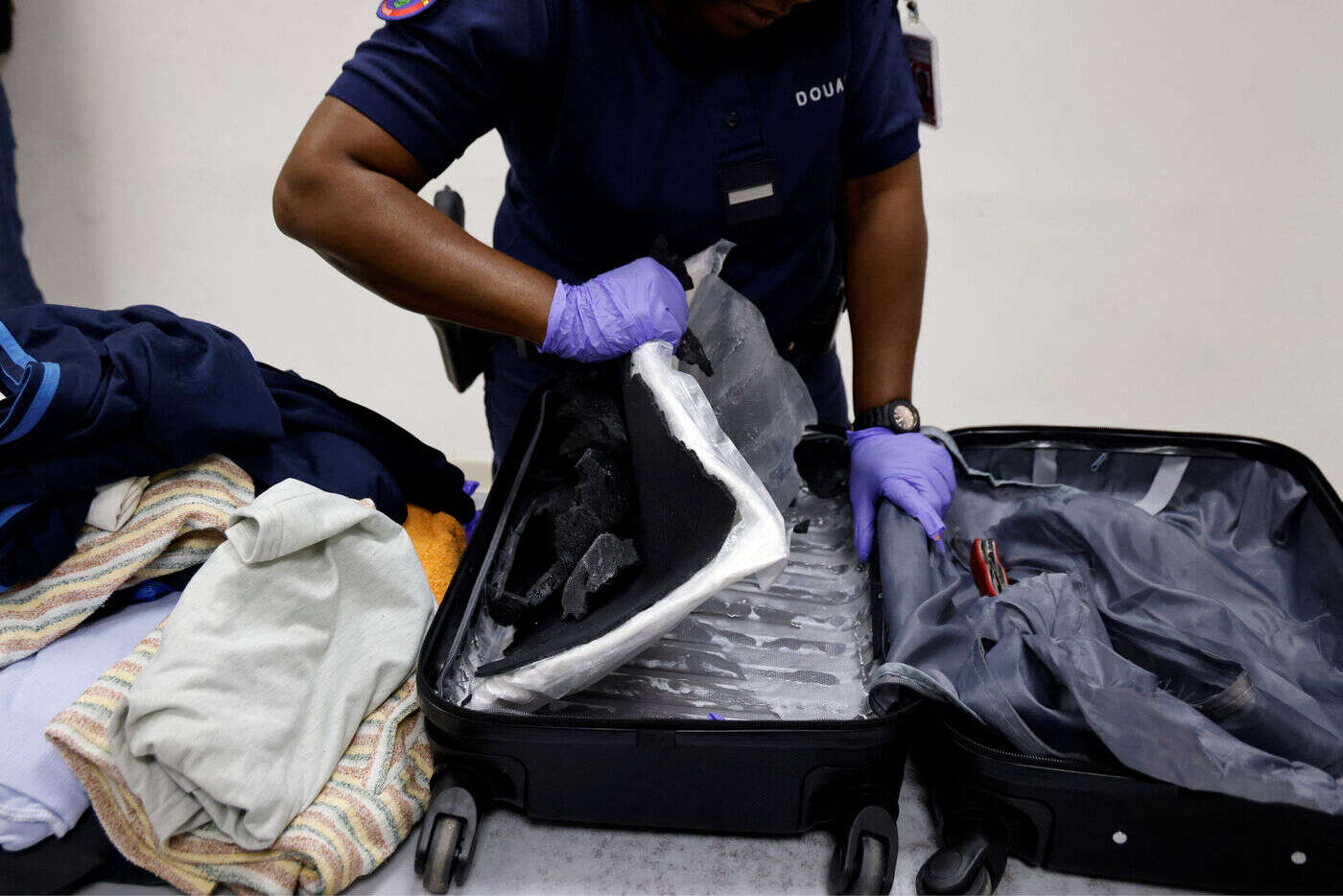 Créteil : une dizaine de policiers jugés pour trafic de cocaïne depuis l’aéroport de Cayenne