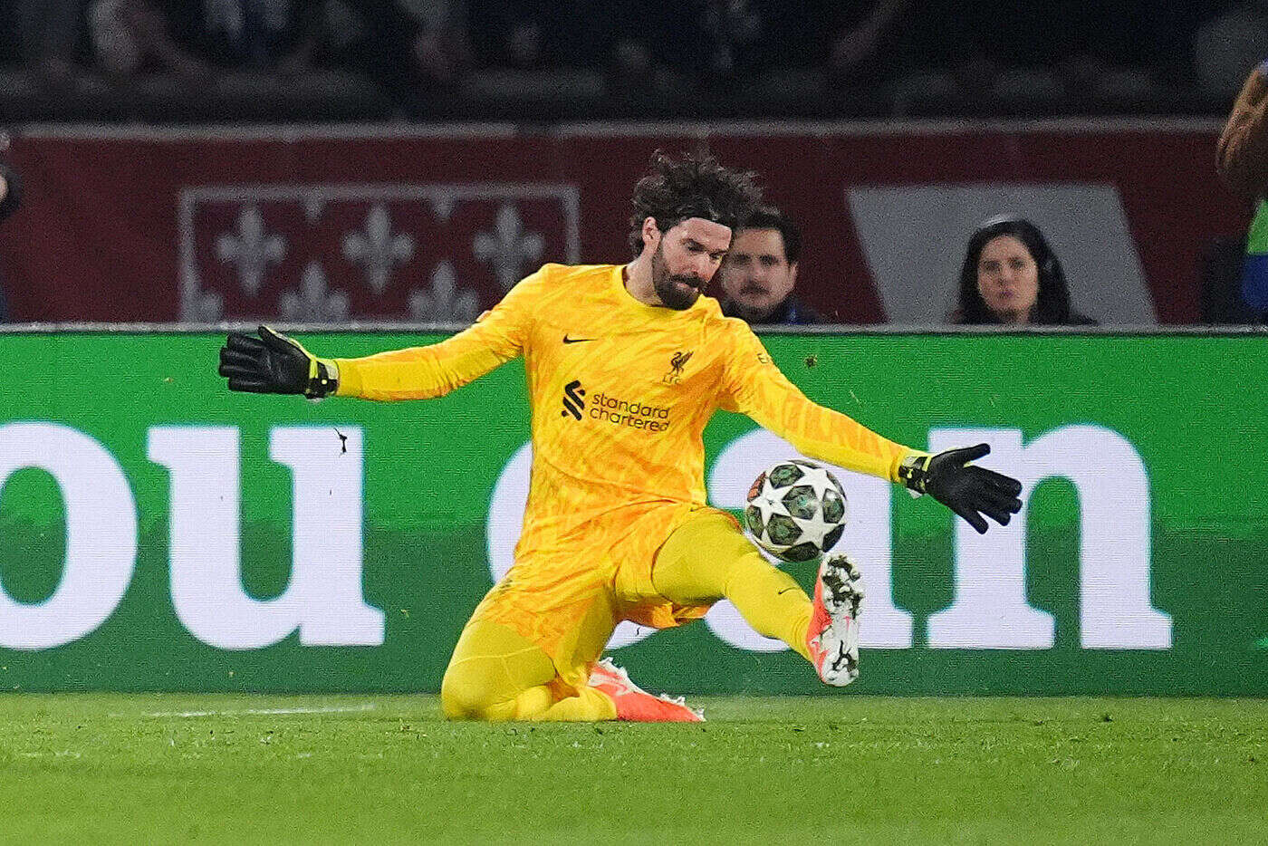 « C’était probablement le match de ma vie » : Alisson, le gardien de Liverpool, a écœuré les Parisiens