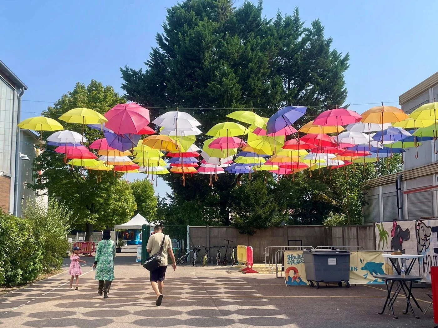 Espaces ombragés, jeux d’eau… face à la canicule, Houilles met les visiteurs de sa plage urbaine à l’abri