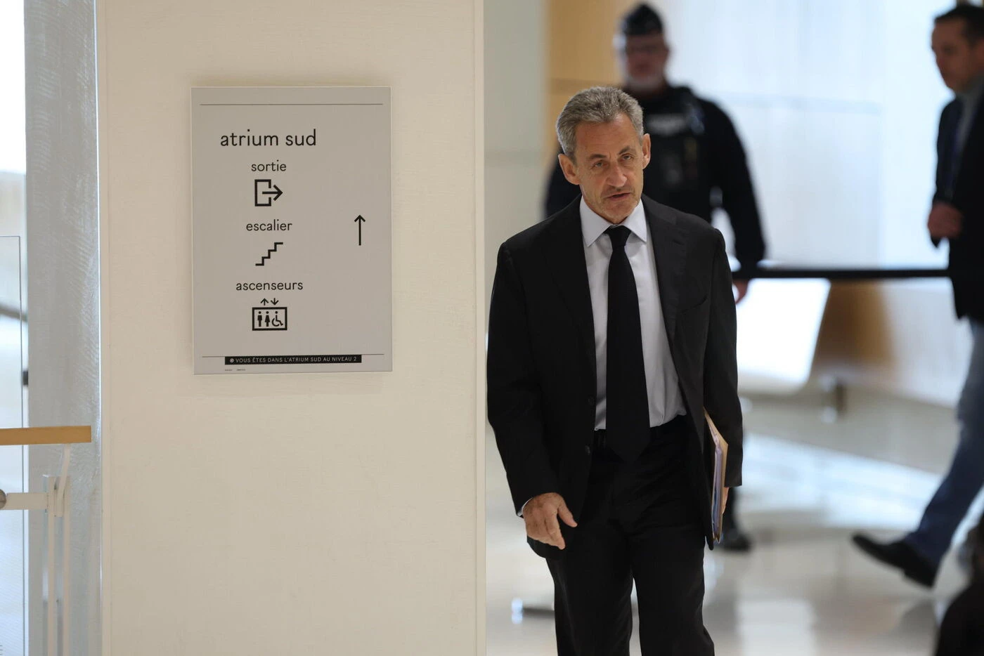 « Tout peut aller très vite » : un jour, deux mois, un an… Combien de temps Nicolas Sarkozy va-t-il rester en prison ?