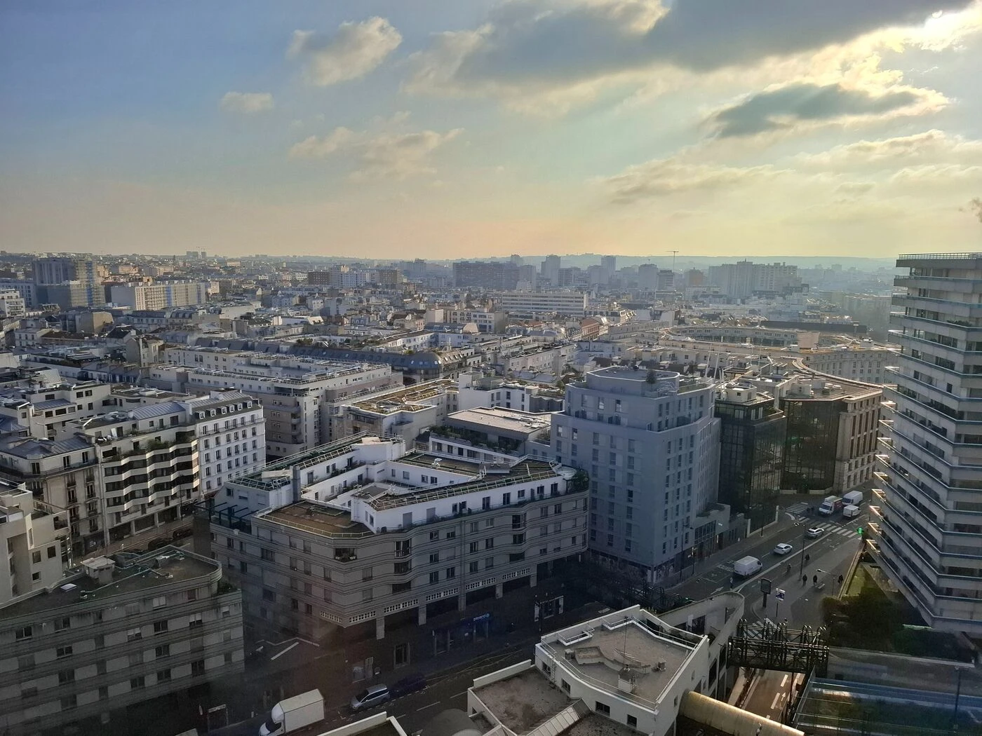 Paris : ils sautent en parachutes depuis le 32e étage de l’hôtel Pullman