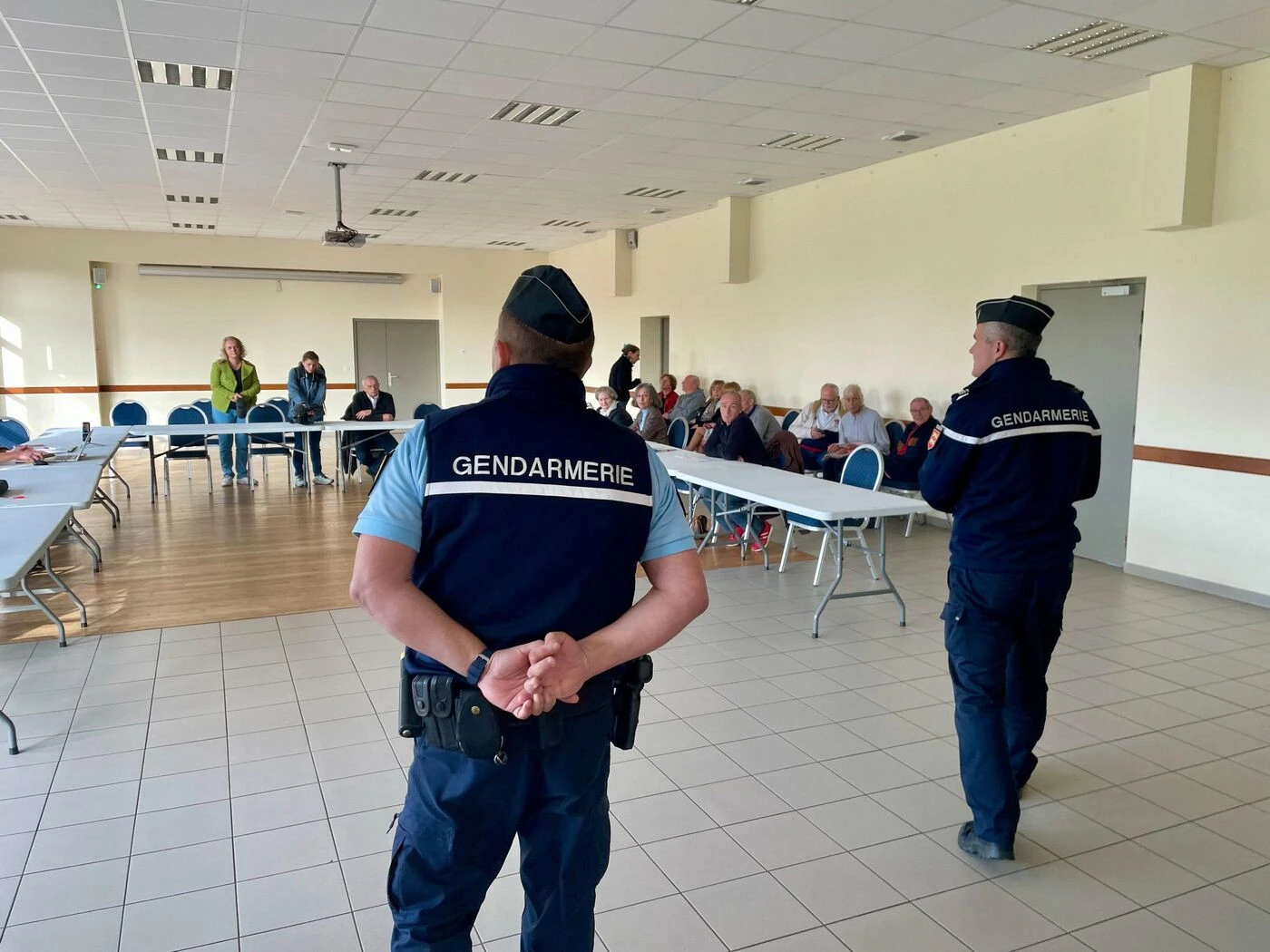 Des gendarmes au conseil municipal : l’image improbable d’un bourbier sans fin à Aure-sur-Mer