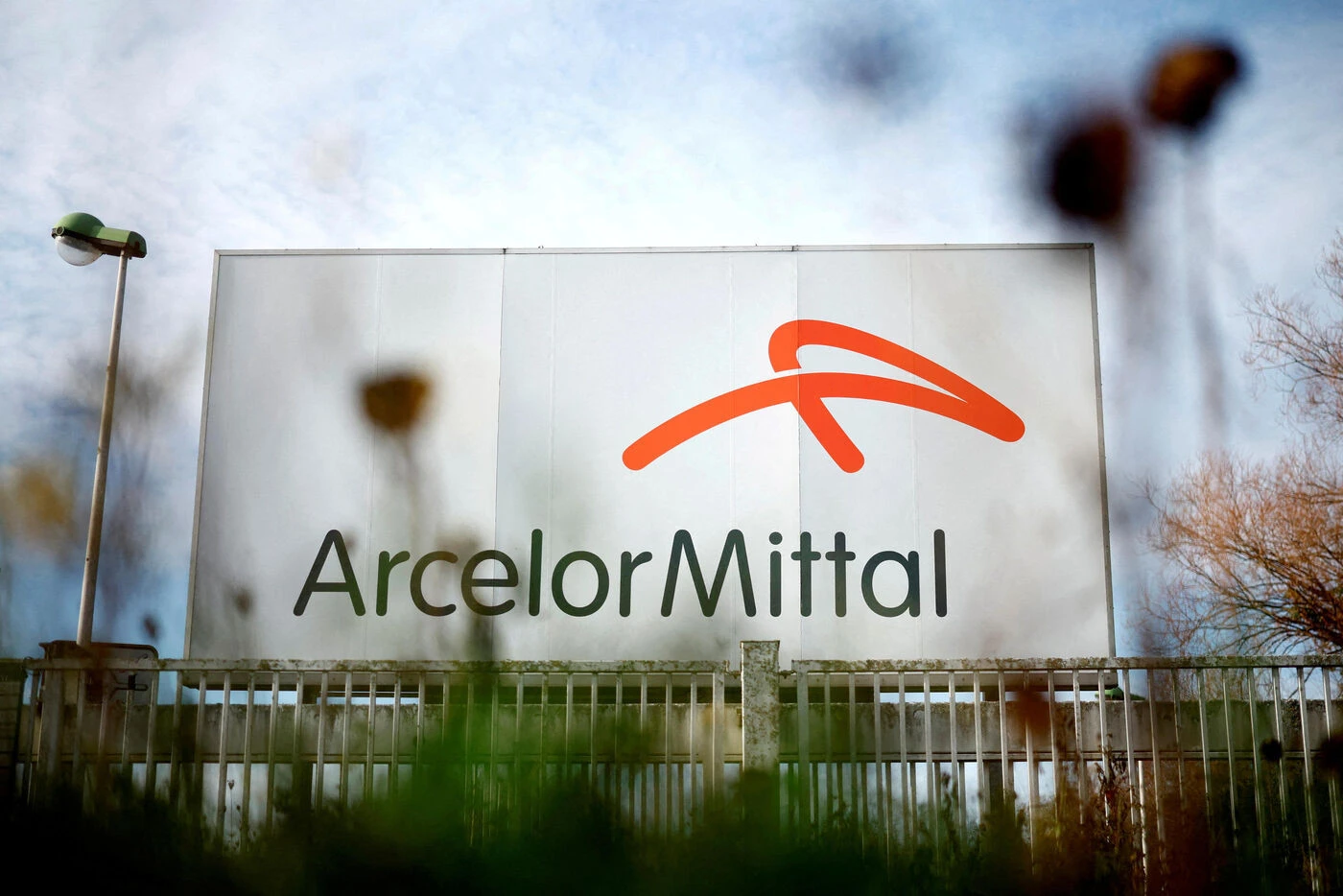 ArcelorMittal annonce un plan de suppressions de postes dans sept sites du nord de la France