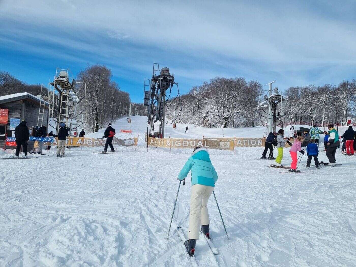 « Il y a un monde fou » : la neige est enfin tombée sur l’Aigoual et d’autres sites du Massif central