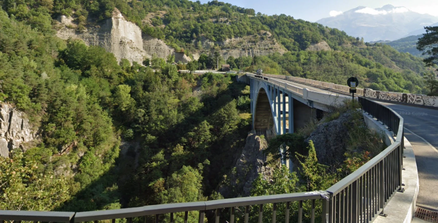 Une femme saute du pont de Ponsonnas mais survit malgré une chute de 100 m