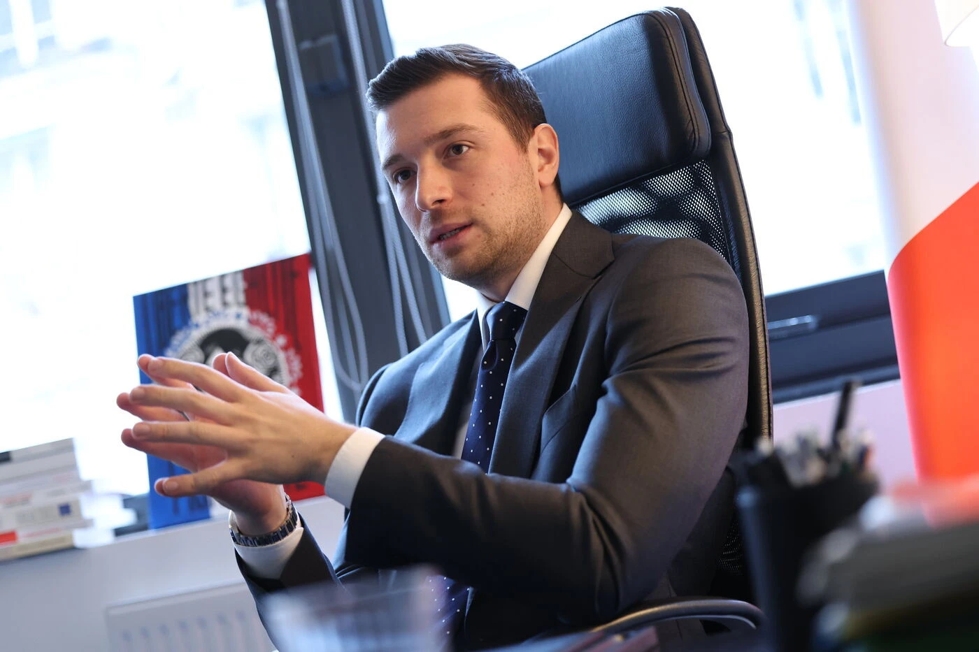 Jordan Bardella annonce une perquisition en cours au siège du RN et dénonce du « harcèlement » et « un acharnement »