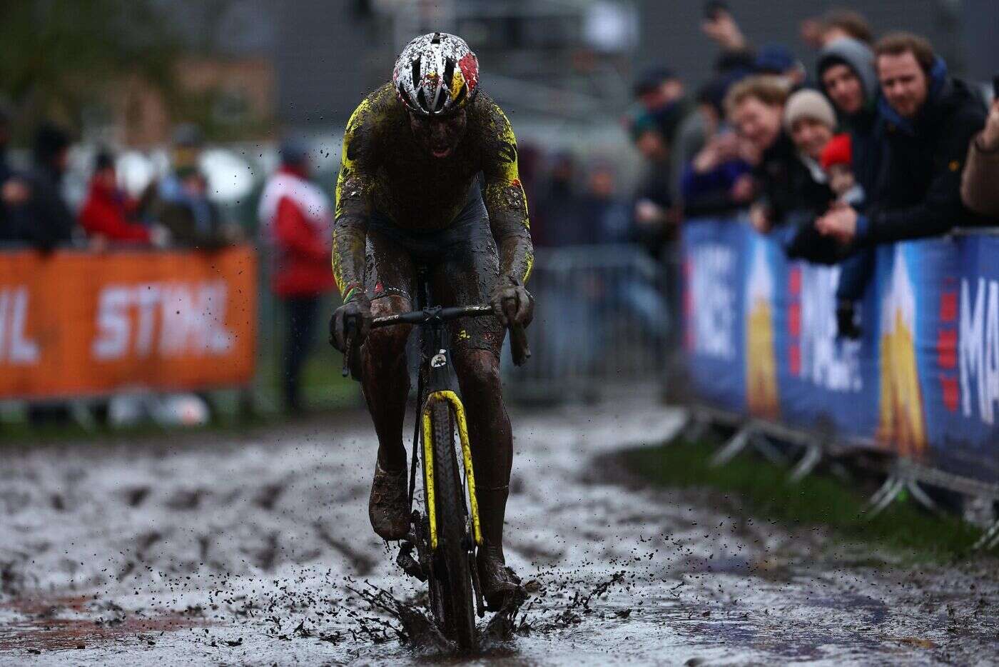 Cyclo-cross : les images impressionnantes de la victoire d’un Wout Van Aert couvert de boue à Termonde