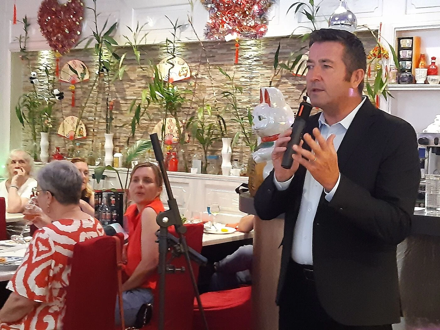 Fête de la Musique : quand de Karl Olive fait le chanteur dans un restaurant de Poissy