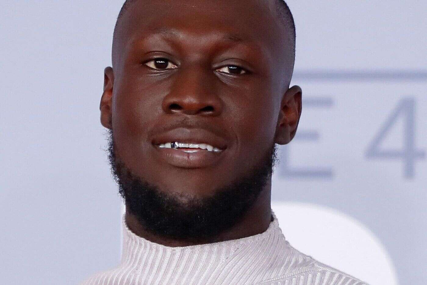 Stormzy privé de permis de conduire pour plusieurs mois, le rappeur a été pris avec un téléphone au volant de sa voiture