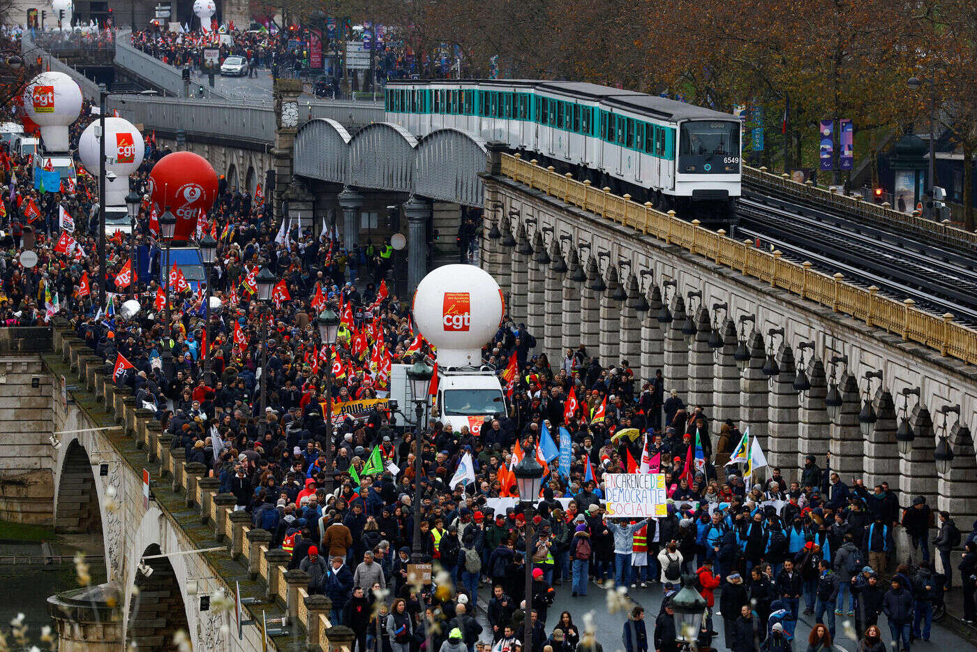 Fonction publique : 130 000 manifestants en France selon la police, la CGT en revendique 200 000