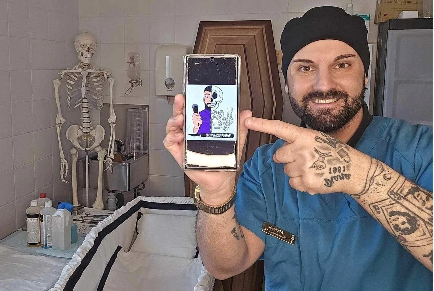 « On y passera tous » : Mickaël, le thanatopracteur auvergnat, démystifie la mort sur TikTok
