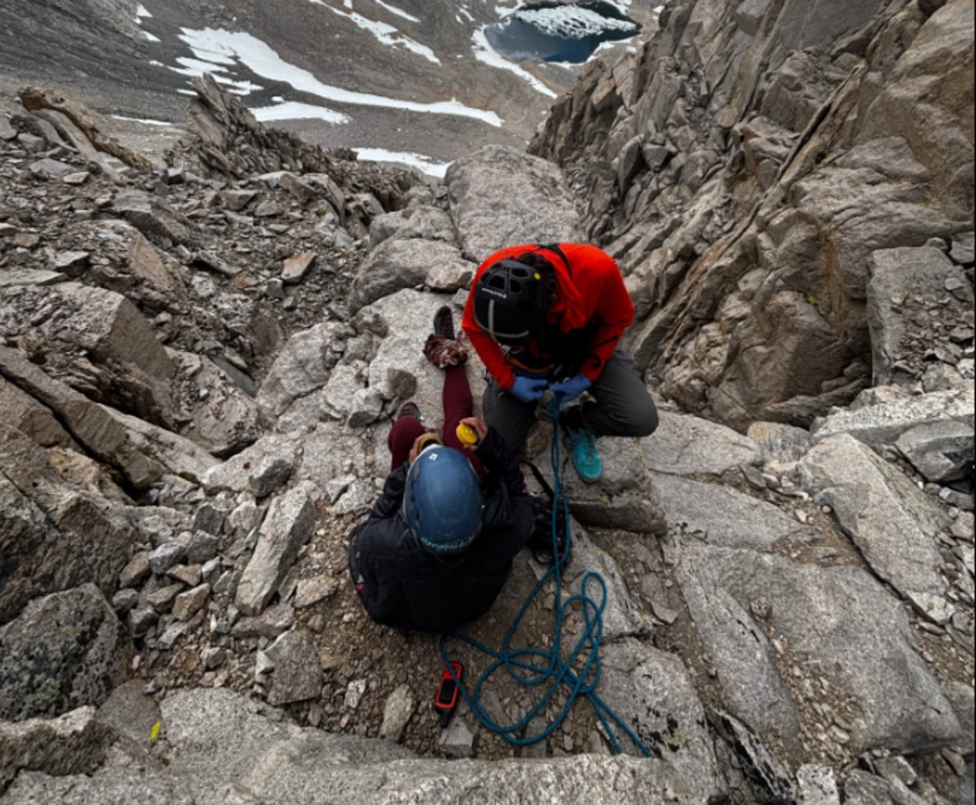 « L’os dépassait de sa jambe » : une randonneuse retrouvée miraculeusement 28 heures après une grave chute à 4 000 mètres d’altitude