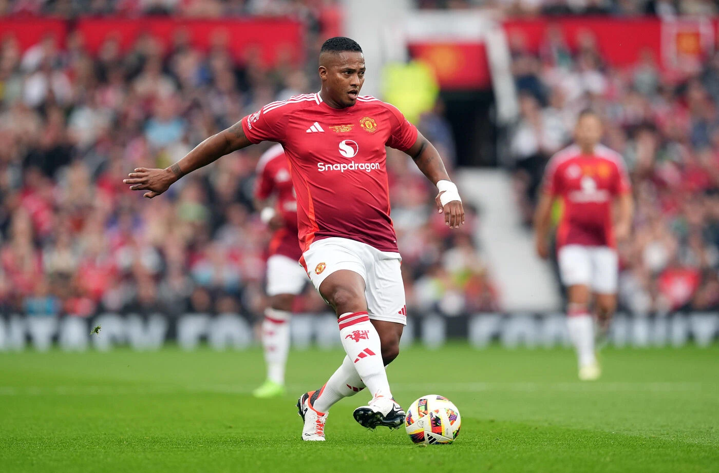 « J’ai essayé de lui parler » : l’ex-footballeur équatorien Antonio Valencia dissuade un homme de se suicider