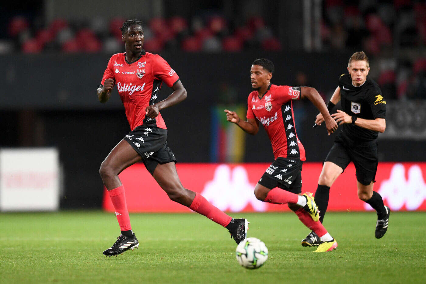 Ligue 2 : le Guingampais Kalidou Sidibé pourchasse et stoppe un voleur de téléphone à Annecy