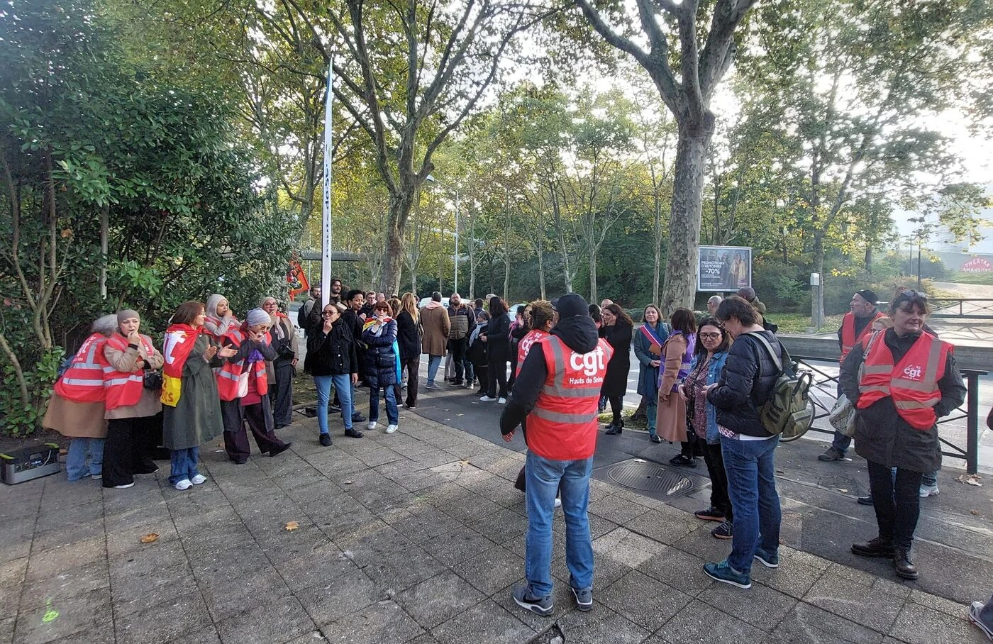 Hauts-de-Seine : prime, indemnités versées en retard… des agents départementaux manifestent devant les élus