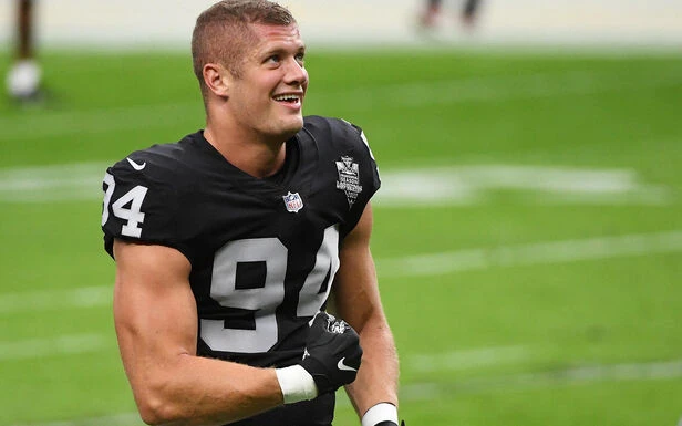 Carl Nassib, premier joueur professionnel de football américain à faire son coming out