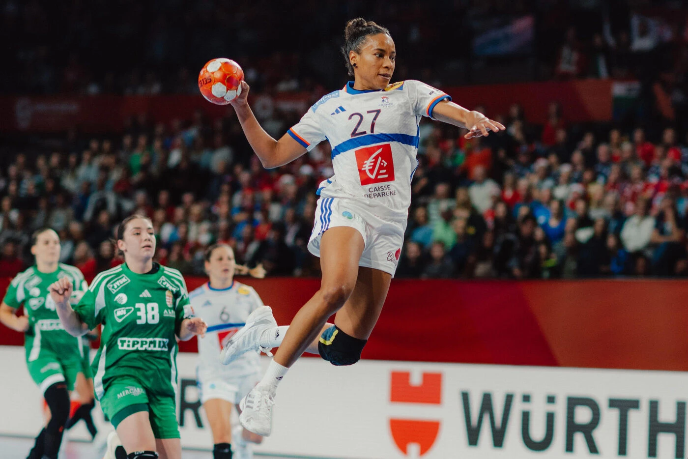 Handball : Estelle Nze Minko, capitaine des Bleues, enceinte et absente pour le prochain Mondial