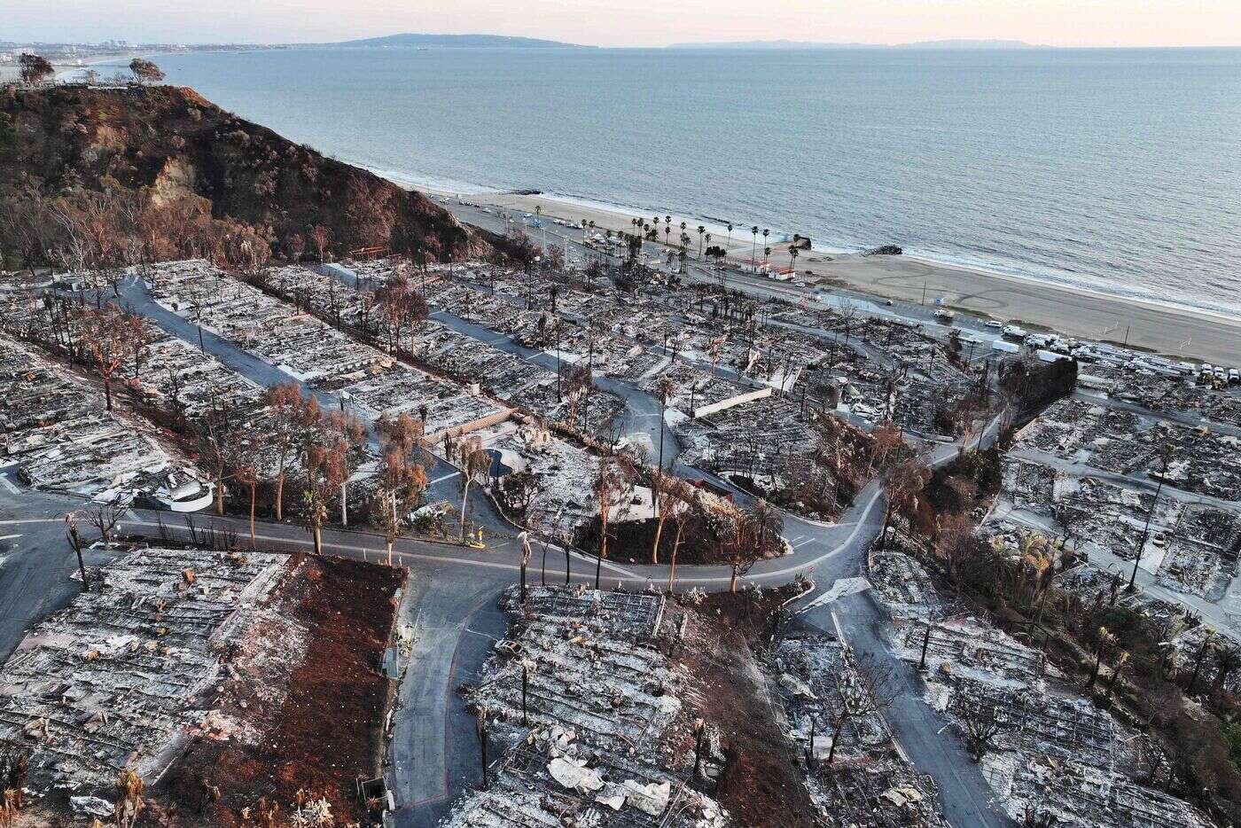 Los Angeles : après les incendies, une forte tempête fait craindre des glissements de terrain