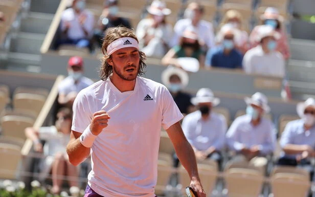 Roland-Garros : Tsitsipas se qualifie pour la finale avant de fondre en larmes sur le court