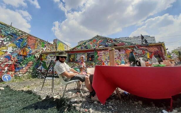 Il transforme un dépotoir d’Ivry en installation artistique