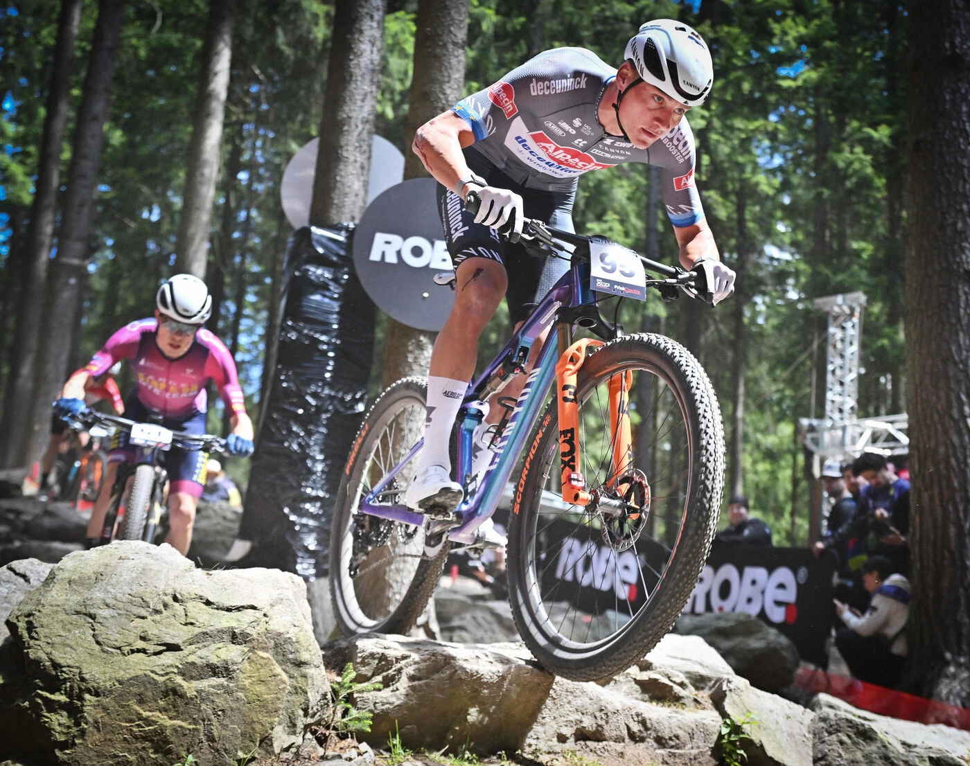 Cyclisme : Mathieu van der Poel souffre d’une fracture à un poignet et pourrait manquer le Dauphiné