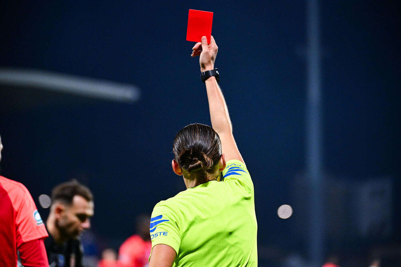 Football : la fédération veut doter ses arbitres de caméras pour lutter contre les violences