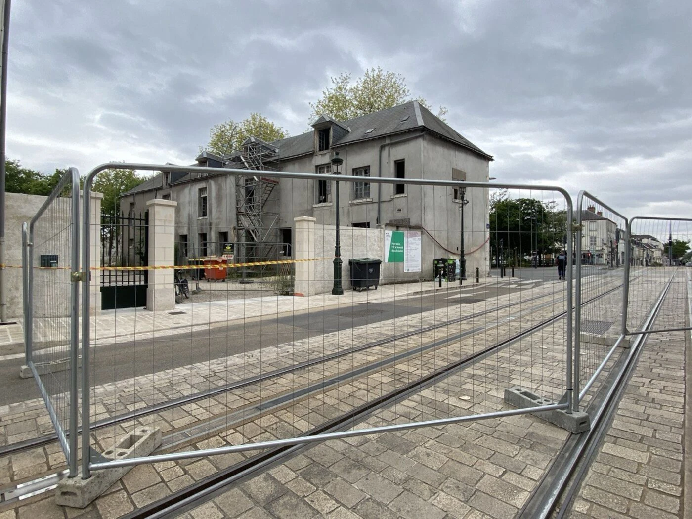Un bâtiment menace de s’effondrer près du chantier de la future fac d’Orléans : la circulation et le tramway interrompus