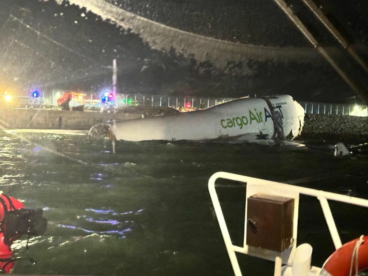 Hongkong : l’image impressionnante de l’accident d’avion qui a terminé sa course dans la mer, tuant une personne