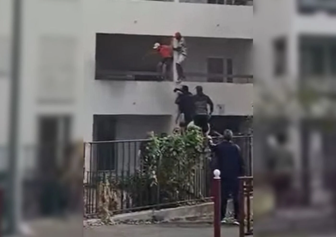 « Faut avoir le courage » : des jeunes escaladent un immeuble en flamme pour sauver une femme prise au piège