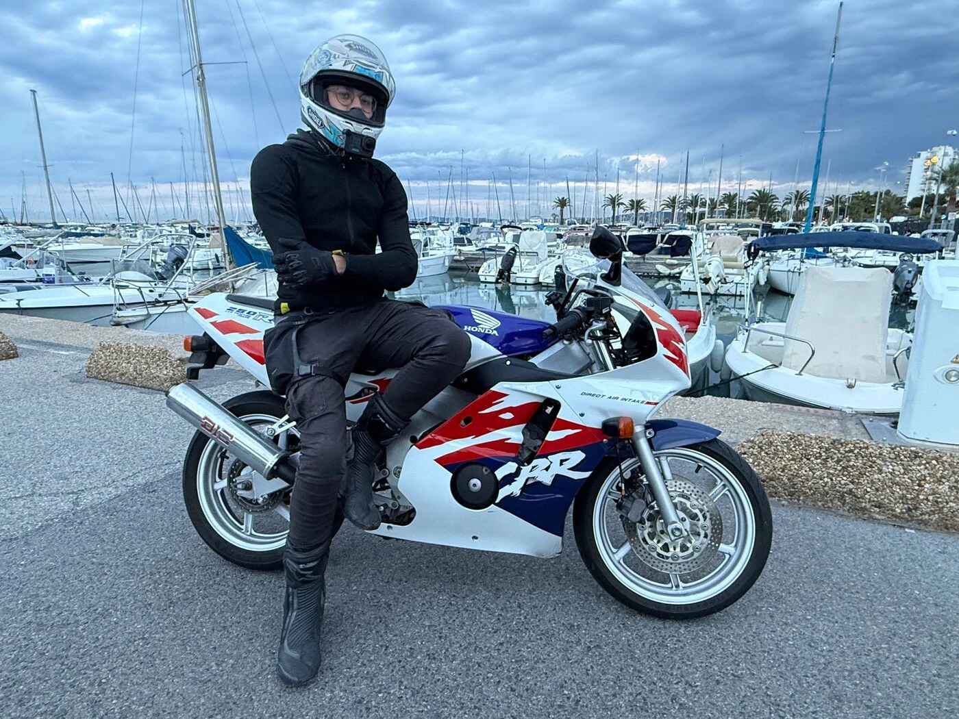 Ce motard explose les compteurs en filmant les incivilités routières