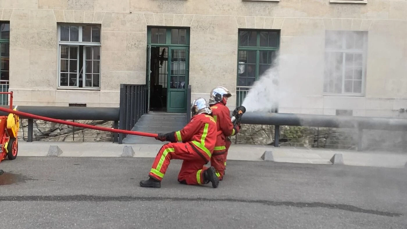 « C’est une denrée rare » : cinq fois plus économe en eau, une nouvelle lance pour les pompiers de Paris