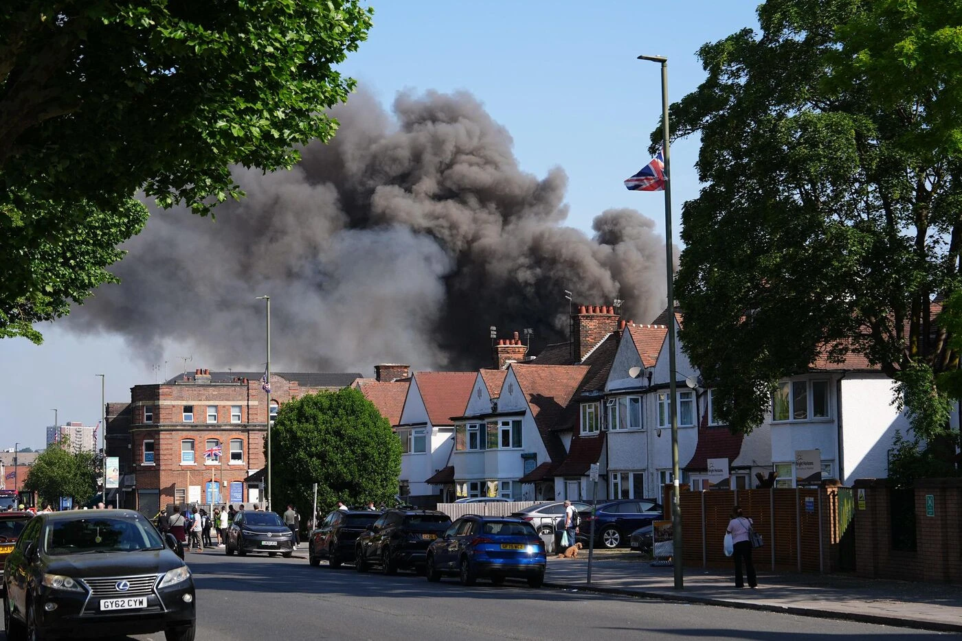 Un spectaculaire incendie ravage un supermarché casher à Londres