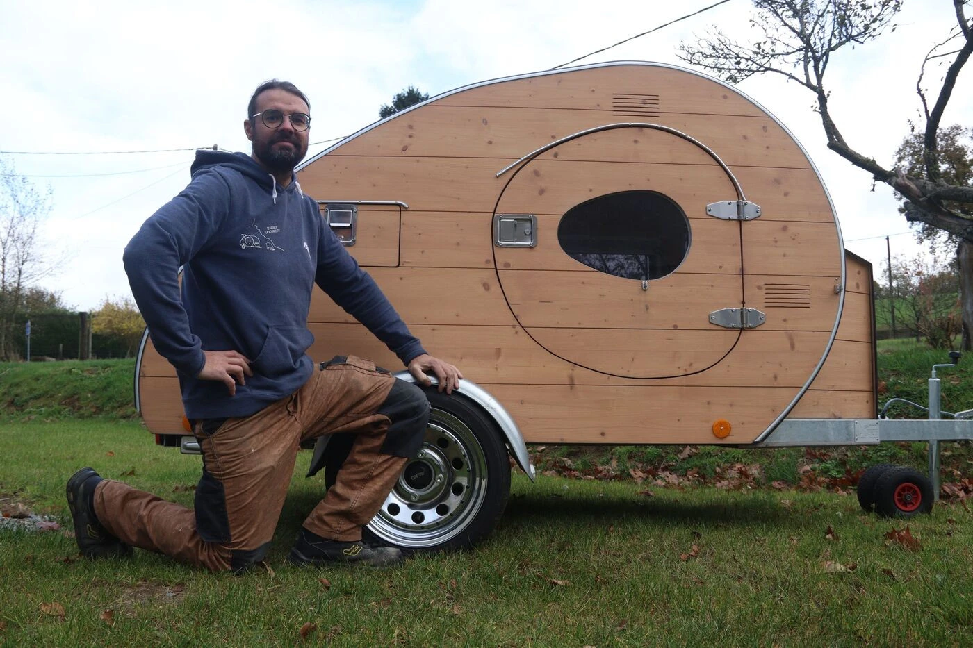 « Pour partir vite et bien » : la mini-caravane en bois de l’ébéniste normand Maxime Morel fait une halte au Salon du Made in France
